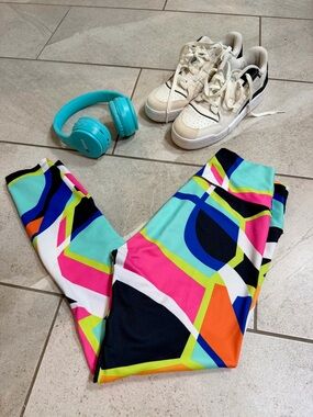 Women’s (Med) Fabletics Salar Capri 
Active Leggings - Color Block Geometric